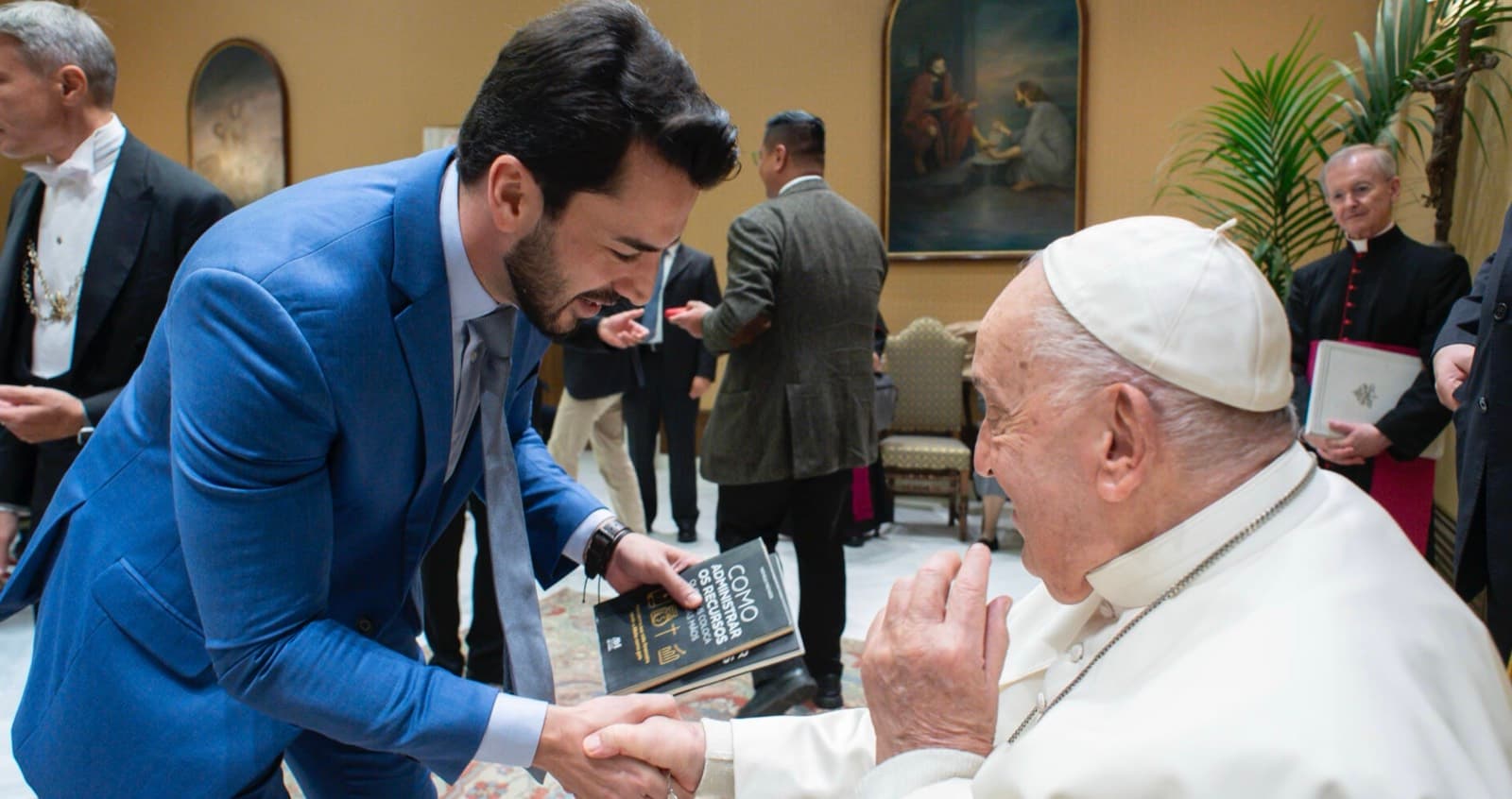 Entrega do livro ao Papa Francisco