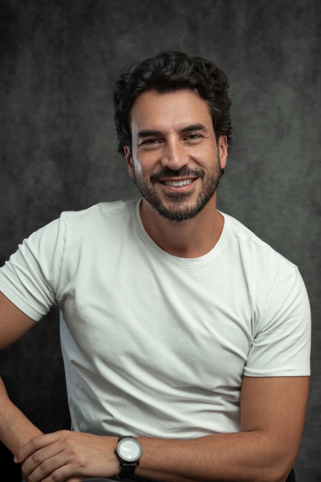 Matheus Machado em palestra, no palco